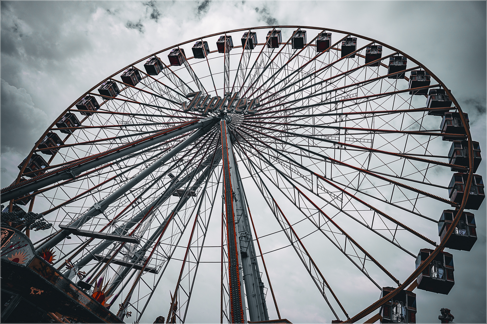 Riesenrad im Gegenlicht