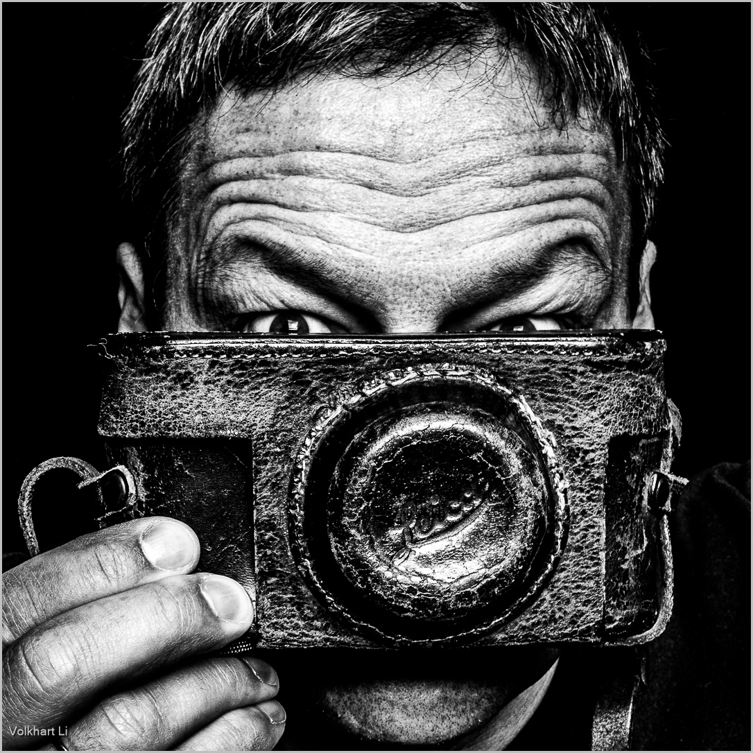 Der Leica Affe (Selbstporträt) - Deutschland (2025).jpg