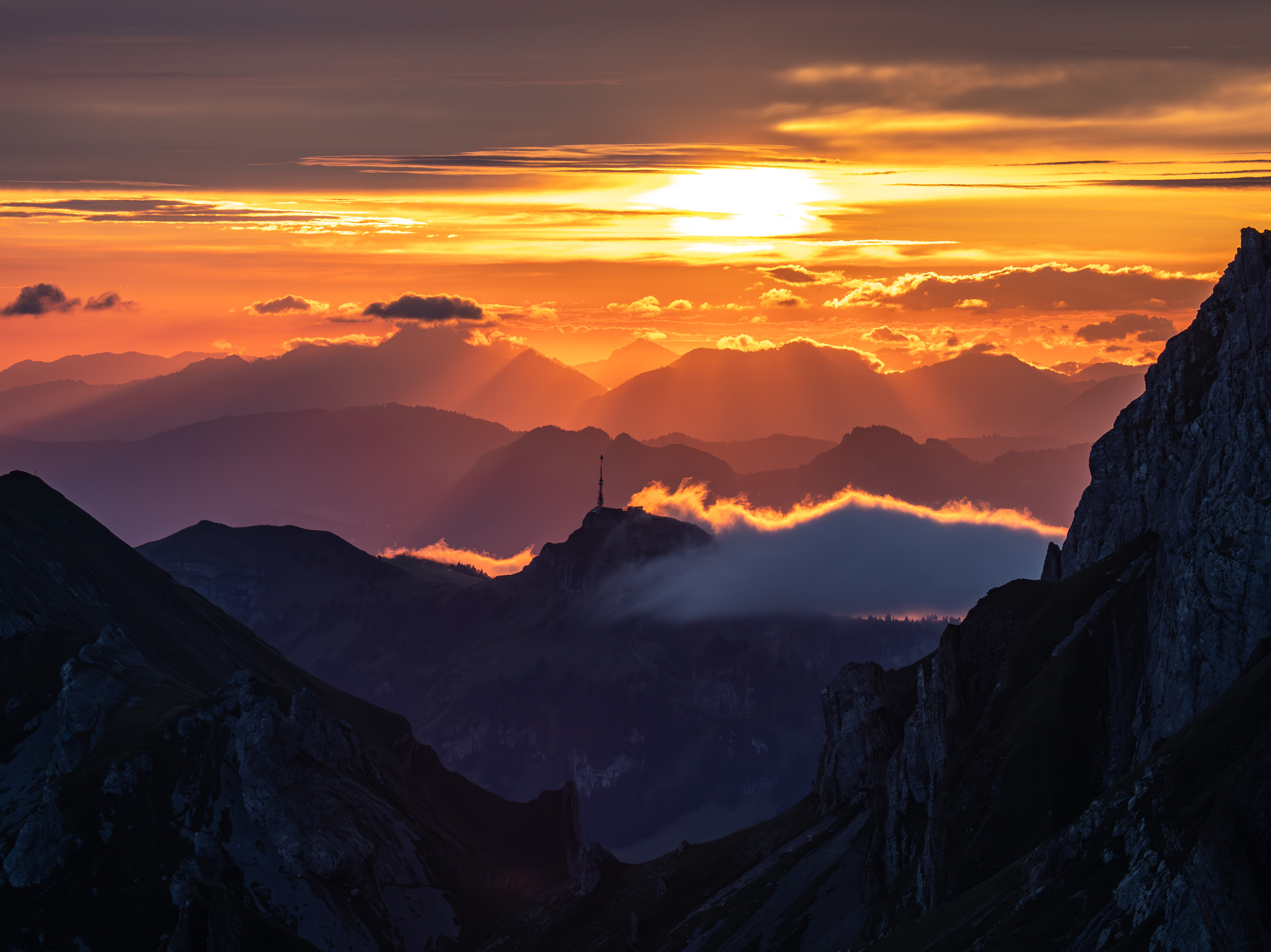 Sonnenaufgang_in_den_Bergen.jpg