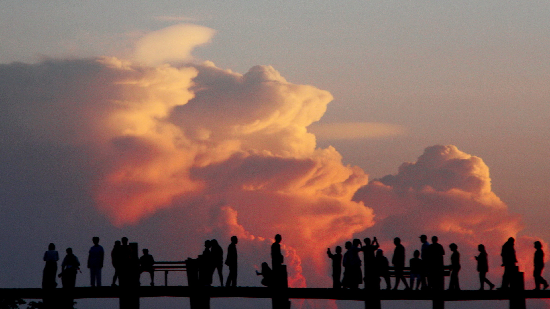 Platz 07 Brücke mit Wolken.JPG