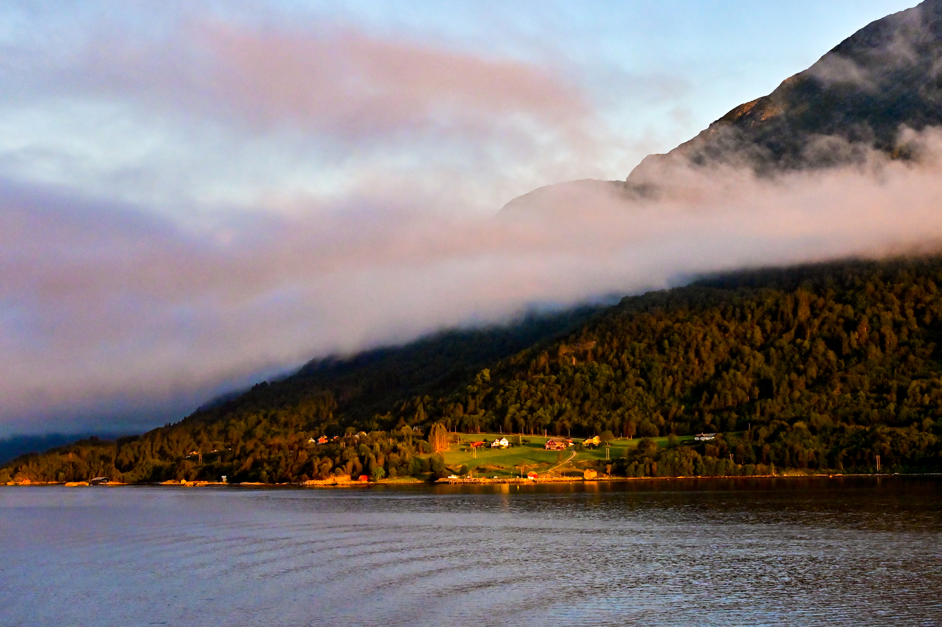 Platz 07 Fjord im Morgennebel