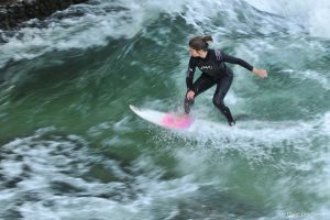 Philip Ian Pearce - Surferin auf der Eisbachwelle