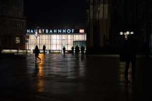 Peter Sack - Kontraste - Streetfotografie - Hbf Köln