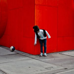 Susanne Weidemann - Street - Mädchen mit Ball