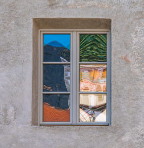 Fensterspiegelung im Kloster Neustift ( Brixen )