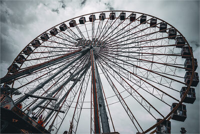 Riesenrad im Gegenlicht – James Cave