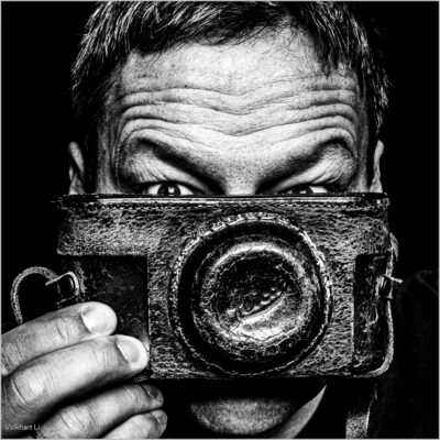 Der Leica Affe (Selbstporträt) - Deutschland (2025).jpg – Volkhart Li